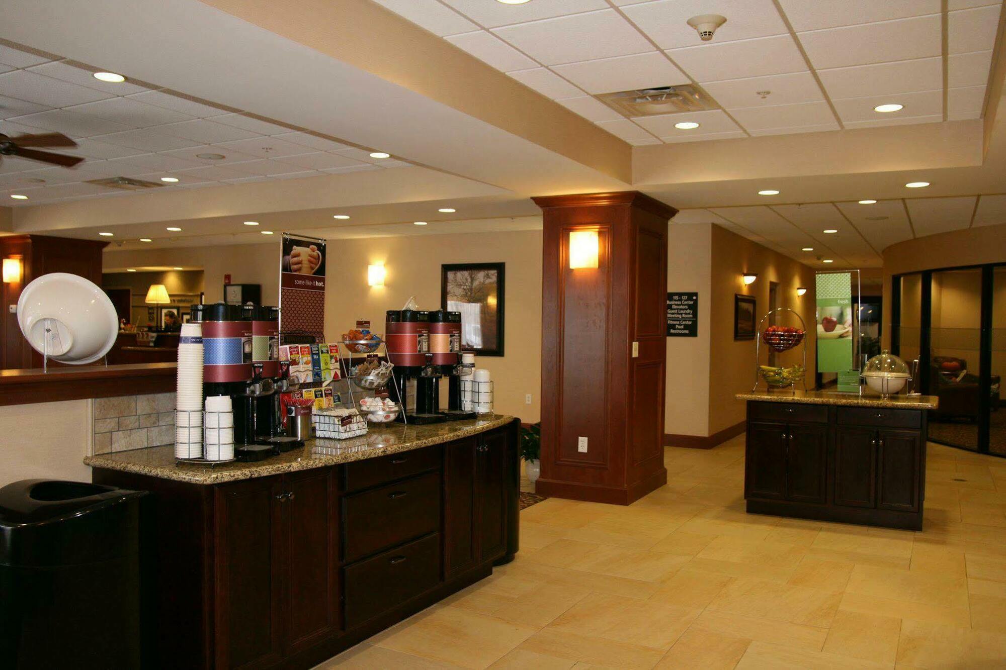 Hampton Inn Вотертаун Ресторан фото